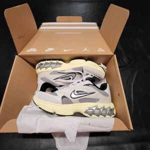 Women Nike Zoom Air Fire - Particle Gray and Metallic Silver